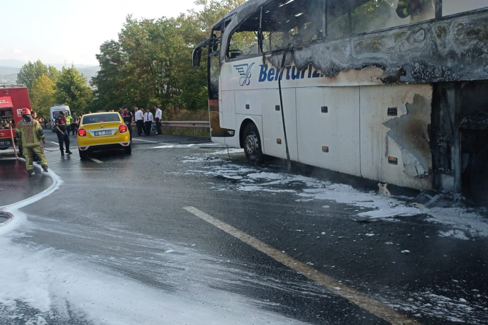 Yolcu otobüsü alev alev yandı                      