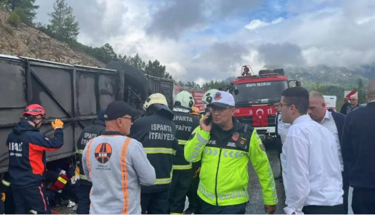 Yolcu otob&uuml;s&uuml; devrildi, can pazarı yaşandı! &Ouml;l&uuml; ve yaralılar var