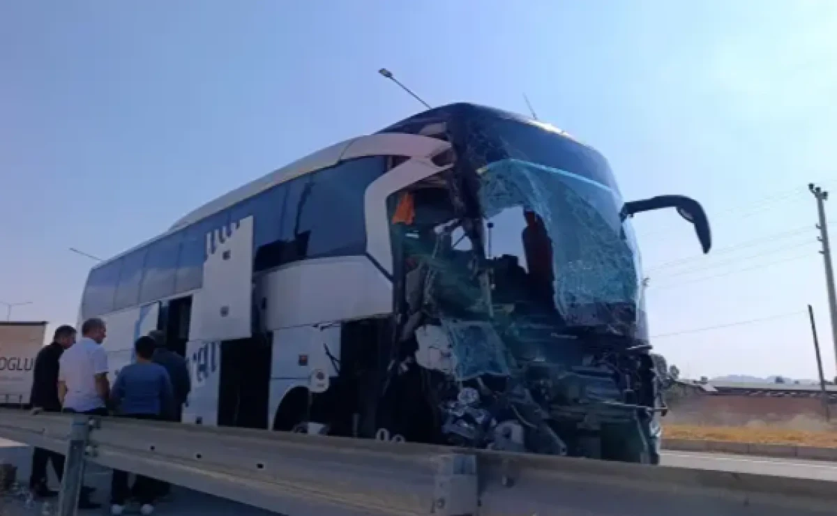 Yolcu otob&uuml;s&uuml; kamyonete &ccedil;arptı: &Ouml;l&uuml; ve &ccedil;ok sayıda yaralı var