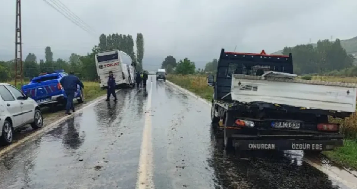 Yolcu otob&uuml;s&uuml;, kamyonete &ccedil;arptı: Yaralılar var