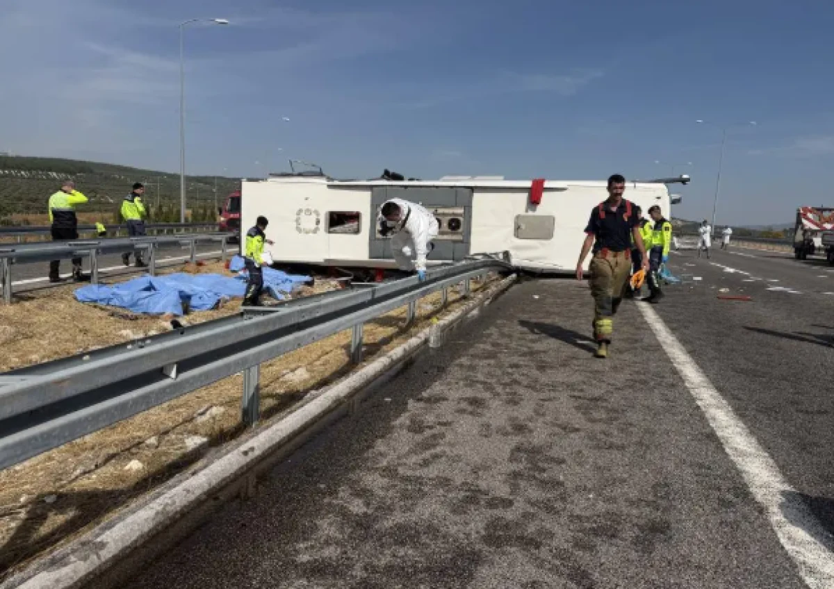 Yolcu otob&uuml;s&uuml;yle tır &ccedil;arpıştı! 11 &ouml;l&uuml;, 27 yaralı