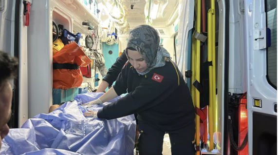 Yolda yürürken sırtından bıçaklandı!         