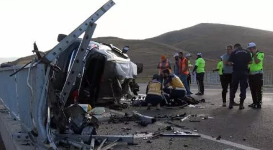 Yozgat'ta feci kaza! Otomobil bariyerlere çarptı: 3 ölü, 1 yaralı