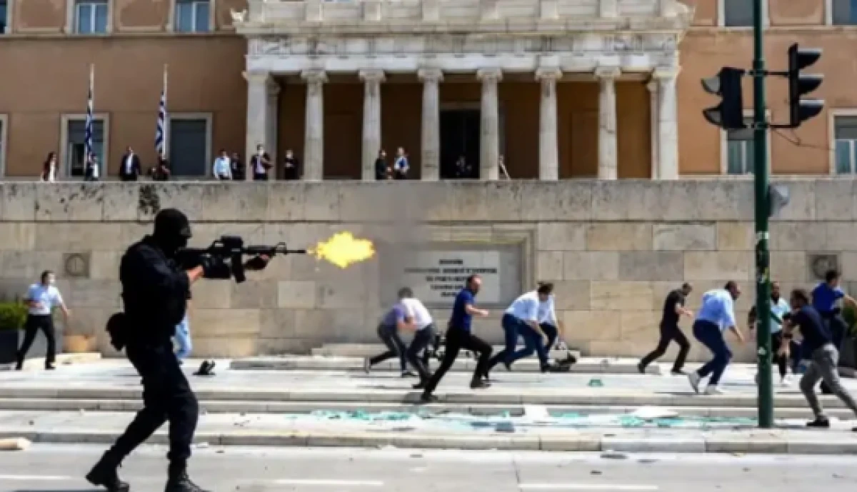 Yunanistan'da peş peşe silahlı saldırılar