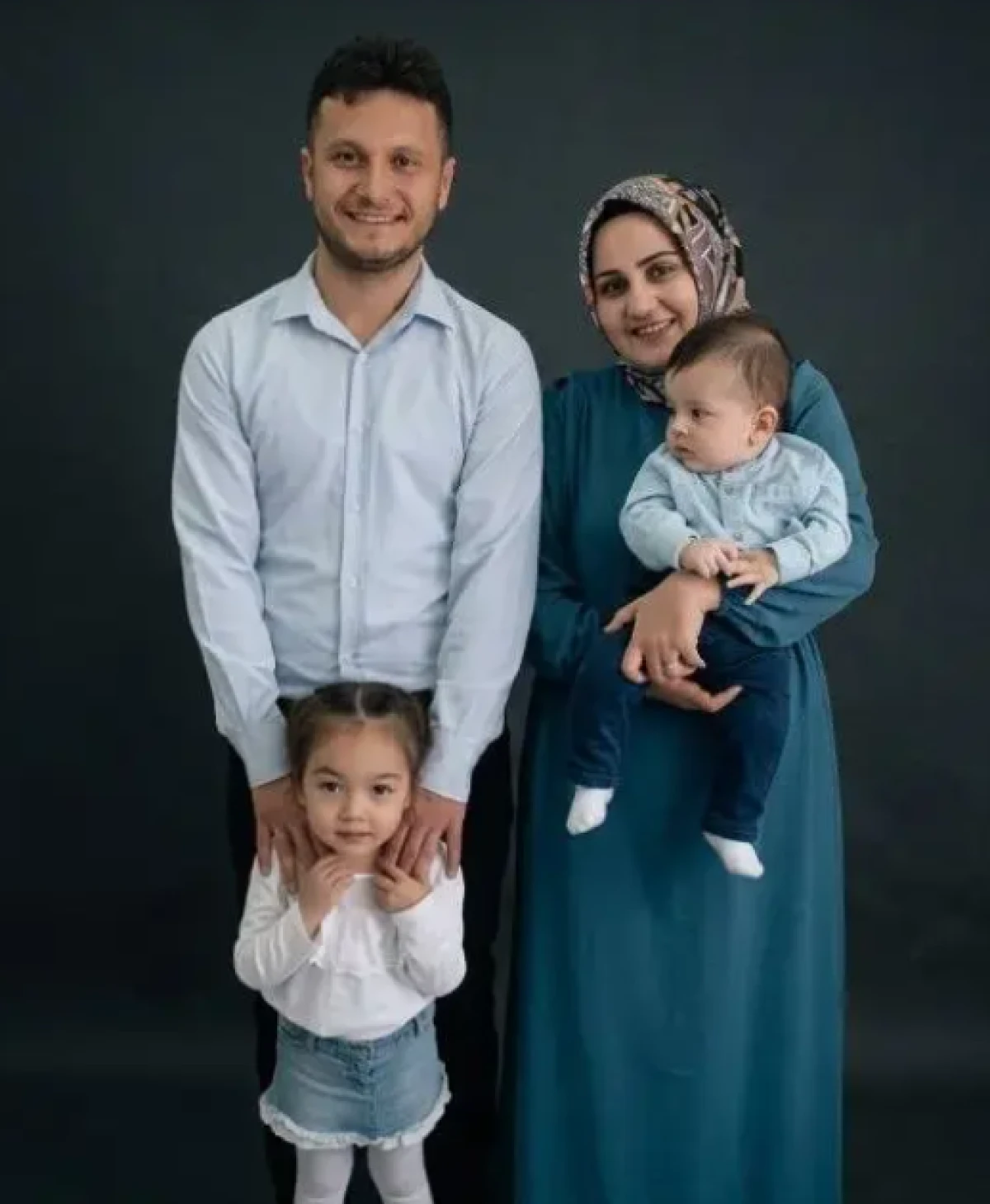 Y&uuml;rek yakan son fotoğraf! Kusma şikayetiyle hastaneye geldiler iki kardeş &ouml;ld&uuml;, baba ve hamile anne yoğun bakımda...