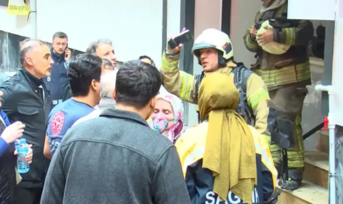 Zeytinburnu&rsquo;nda 5 katlı binada yangın &ccedil;ıktı: 2 kişi dumandan etkilendi