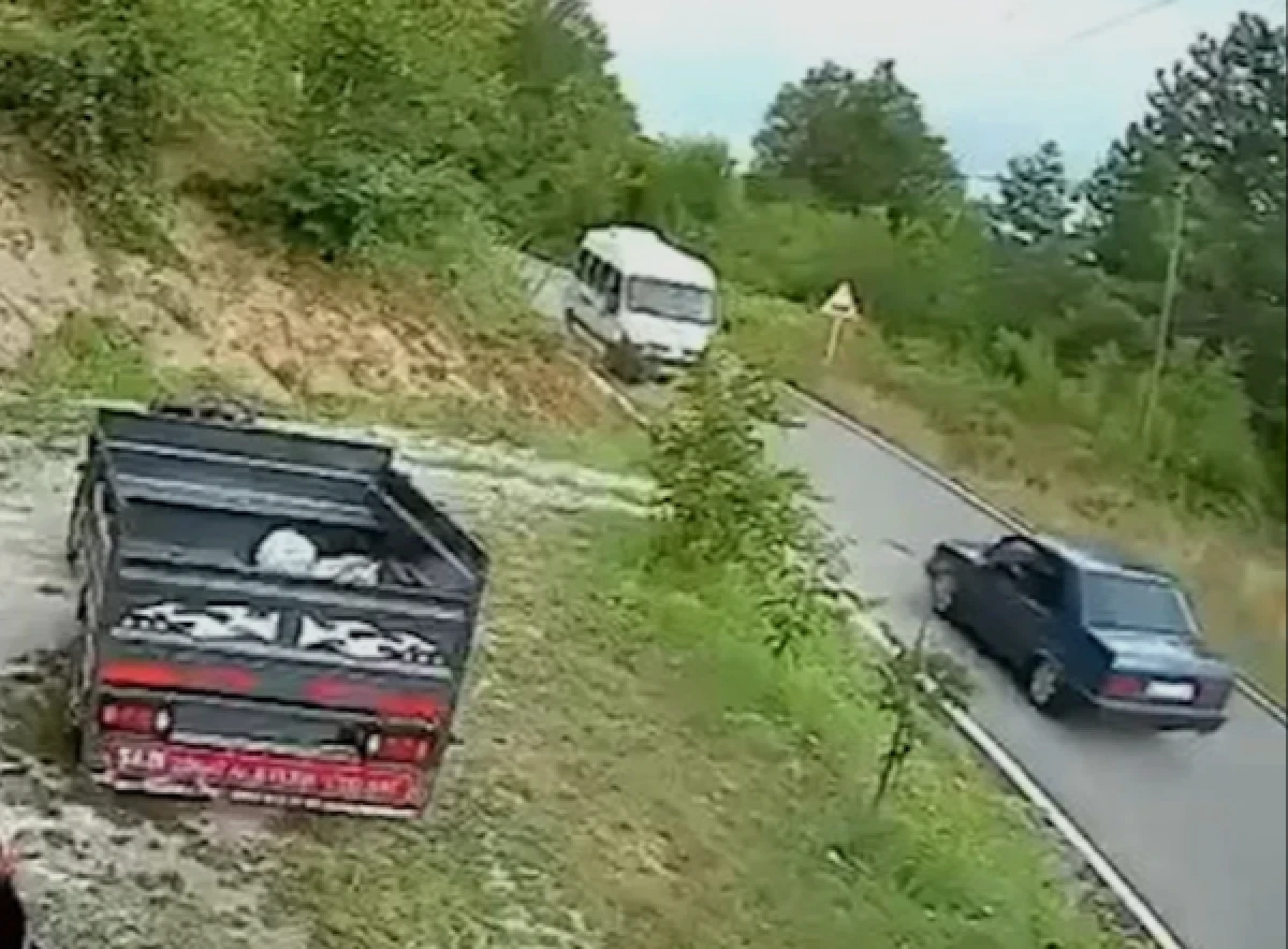 Zonguldak'ta iş&ccedil;i servisiyle otomobil kafa kafaya &ccedil;arpıştı!